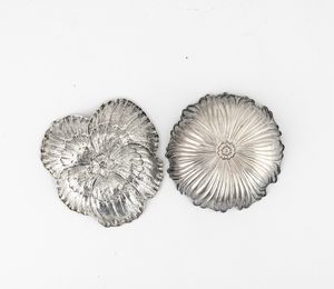 Due ciotoline a forma di fiore. Maison Gianmaria Buccellati, argentiere Clementi Bologna, Italia XX-XXI secolo  - Asta Argenti da Collezione | XX secolo - Associazione Nazionale - Case d'Asta italiane