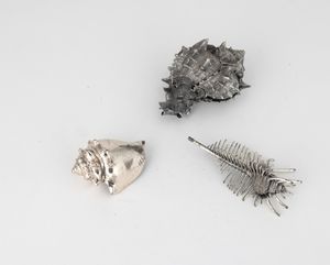 Lotto di tre conchiglie rivestite in argento, etichetta a scudo Mario Buccellati, Italia XX-XXI secolo  - Asta Argenti da Collezione | XX secolo - Associazione Nazionale - Case d'Asta italiane