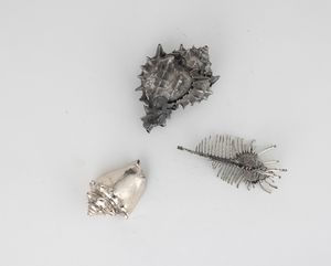 Lotto di tre conchiglie rivestite in argento, etichetta a scudo Mario Buccellati, Italia XX-XXI secolo  - Asta Argenti da Collezione | XX secolo - Associazione Nazionale - Case d'Asta italiane
