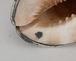 Grande conchiglia rivestita in argento, etichetta a scudo Mario Buccellati, Italia XX-XXI secolo  - Asta Argenti da Collezione | XX secolo - Associazione Nazionale - Case d'Asta italiane