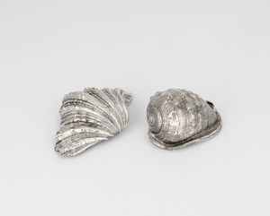 Lotto di due conchiglie rivestite in argento, etichetta a scudo Mario Buccellati, Italia XX-XXI secolo  - Asta Argenti da Collezione | XX secolo - Associazione Nazionale - Case d'Asta italiane