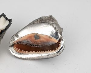Lotto di due conchiglie rivestite in argento, etichetta a scudo Mario Buccellati, Italia XX-XXI secolo  - Asta Argenti da Collezione | XX secolo - Associazione Nazionale - Case d'Asta italiane