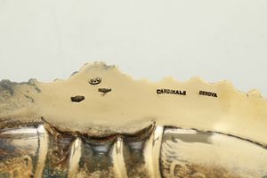 Servizio composto da piatto da portata e sei piatti piccoli. Argenteria italiana del XX secolo, argentiere F.lli Cacchione, Milano  - Asta Argenti da Collezione | XX secolo - Associazione Nazionale - Case d'Asta italiane