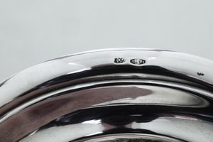 Coppia di candelieri a rocchetto. Argenteria artistica fiorentina del XX secolo, argentiere Pampaloni  - Asta Argenti da Collezione | XX secolo - Associazione Nazionale - Case d'Asta italiane