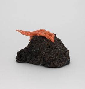 Figura antropomorfa giacente su pietra del Vesuvio, firmata Parlati, Napoli XX-XXI secolo  - Asta Argenti da Collezione | XX secolo - Associazione Nazionale - Case d'Asta italiane