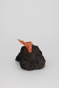 Figura antropomorfa giacente su pietra del Vesuvio, firmata Parlati, Napoli XX-XXI secolo  - Asta Argenti da Collezione | XX secolo - Associazione Nazionale - Case d'Asta italiane