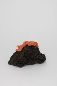 Figura antropomorfa giacente su pietra del Vesuvio, firmata Parlati, Napoli XX-XXI secolo  - Asta Argenti da Collezione | XX secolo - Associazione Nazionale - Case d'Asta italiane