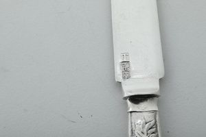 Sei coltelli da dessert con lame in argento. Cina XX secolo  - Asta Argenti da Collezione | XX secolo - Associazione Nazionale - Case d'Asta italiane