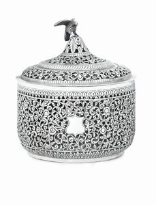 Scatola con coperchio. Cutch, India. Epoca Raj Impero Britannico, XIX secolo  - Asta Argenti da Collezione | XX secolo - Associazione Nazionale - Case d'Asta italiane