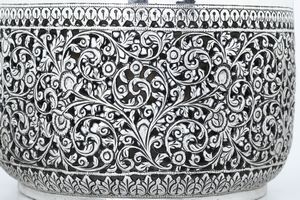 Scatola con coperchio. Cutch, India. Epoca Raj Impero Britannico, XIX secolo  - Asta Argenti da Collezione | XX secolo - Associazione Nazionale - Case d'Asta italiane