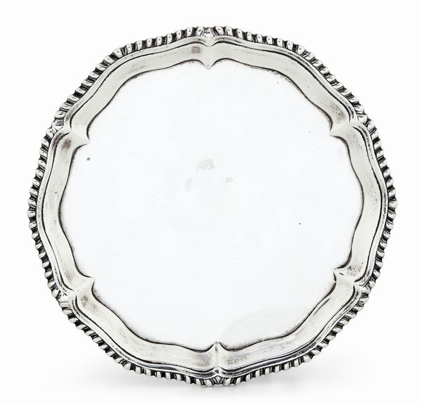 Salver. Londra, periodo Giorgio III, 1764, maestro argentiere Ebenezer Coker  - Asta Argenti da Collezione | Antichi - Associazione Nazionale - Case d'Asta italiane