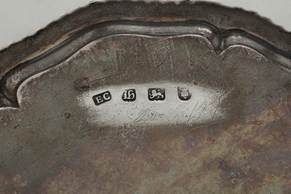 Salver. Londra, periodo Giorgio III, 1764, maestro argentiere Ebenezer Coker  - Asta Argenti da Collezione | Antichi - Associazione Nazionale - Case d'Asta italiane