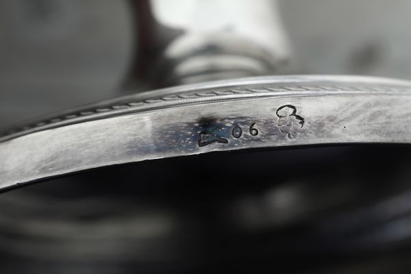 Caffettiera. Milano inizio XIX secolo, marchio dell'argentiere consunto di difficile lettura (bottega all'insegna della pisside ?)  - Asta Argenti da Collezione | Antichi - Associazione Nazionale - Case d'Asta italiane