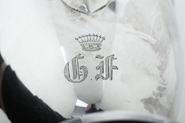 Caffettiera. Milano inizio XIX secolo, marchio dell'argentiere consunto di difficile lettura (bottega all'insegna della pisside ?)  - Asta Argenti da Collezione | Antichi - Associazione Nazionale - Case d'Asta italiane