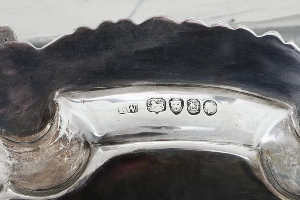 Salver. Londra 1845, argentiere Jhon Wakerfield  - Asta Argenti da Collezione | Antichi - Associazione Nazionale - Case d'Asta italiane