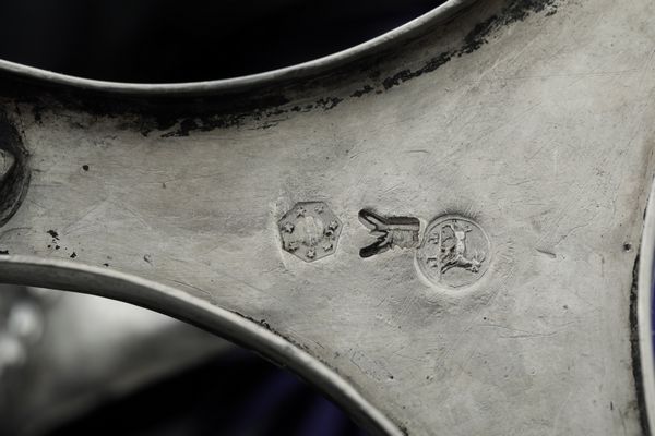 Coppia di saliere tripodi. Milano XIX secolo, argentiere Tommaso Panizza (1849-1868)  - Asta Argenti da Collezione | Antichi - Associazione Nazionale - Case d'Asta italiane