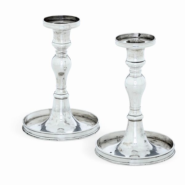 Coppia di candelieri. Mantova fine XVIII secolo  - Asta Argenti da Collezione | Antichi - Associazione Nazionale - Case d'Asta italiane