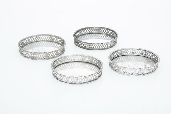 Vassoio ovale a ringhiera e quattro sottobottiglia. Argenteria veneziana del XIX secolo  - Asta Argenti da Collezione | Antichi - Associazione Nazionale - Case d'Asta italiane