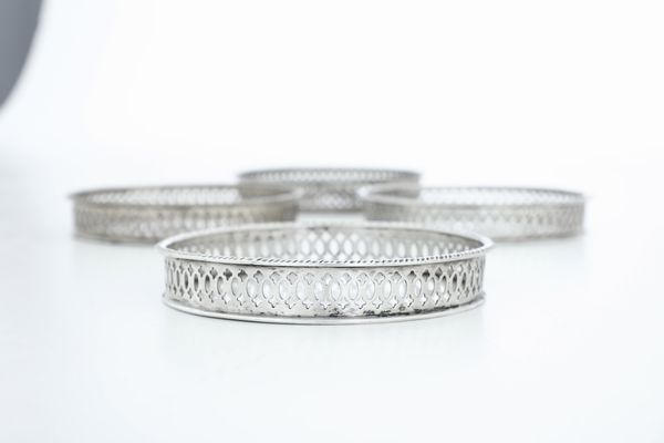 Vassoio ovale a ringhiera e quattro sottobottiglia. Argenteria veneziana del XIX secolo  - Asta Argenti da Collezione | Antichi - Associazione Nazionale - Case d'Asta italiane