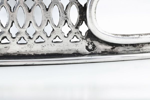 Vassoio ovale a ringhiera e quattro sottobottiglia. Argenteria veneziana del XIX secolo  - Asta Argenti da Collezione | Antichi - Associazione Nazionale - Case d'Asta italiane