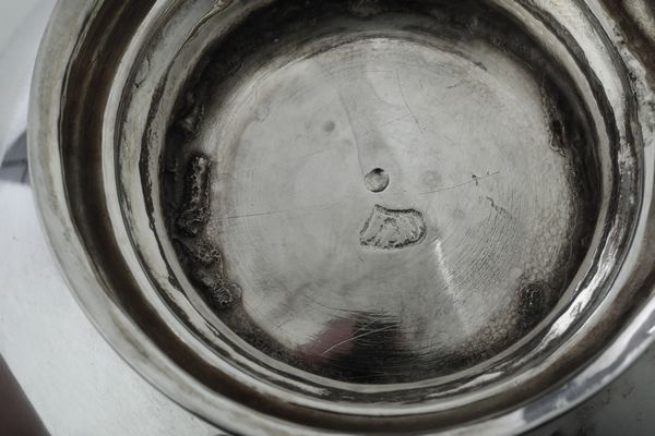 Tazza con coperchio. Manifattura italiana del XVIII secolo (marchio consunto)  - Asta Argenti da Collezione | Antichi - Associazione Nazionale - Case d'Asta italiane