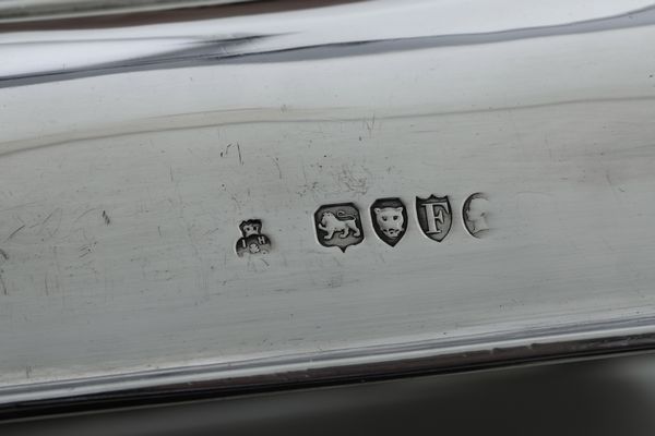 Due legumiere. Una Londra 1881, marchio dellargentiere parziale di difficile lettura e una Londra 1838, argentiere WK Reid  - Asta Argenti da Collezione | Antichi - Associazione Nazionale - Case d'Asta italiane