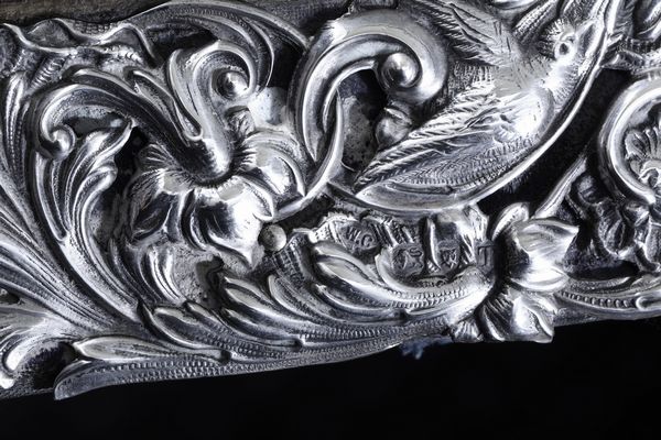 Specchiera con cornice in argento sbalzato e traforato. Londra 1894, argentiere William Richard Corke o William Comyns & sons  - Asta Argenti da Collezione | Antichi - Associazione Nazionale - Case d'Asta italiane