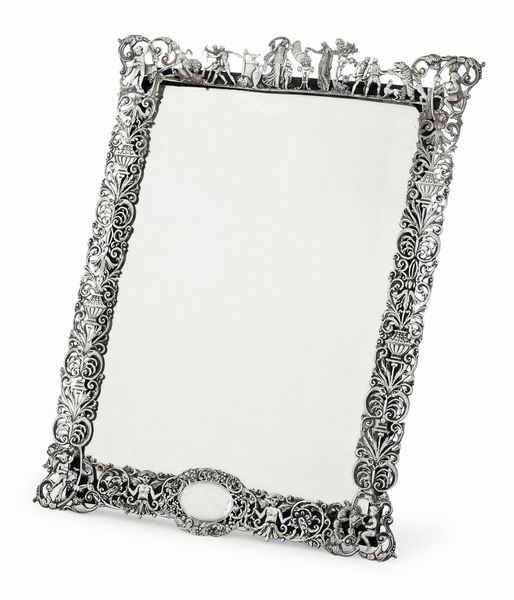 Specchiera con cornice in argento sbalzato e traforato. Londra 1888, argentiere Jane Brownett  - Asta Argenti da Collezione | Antichi - Associazione Nazionale - Case d'Asta italiane
