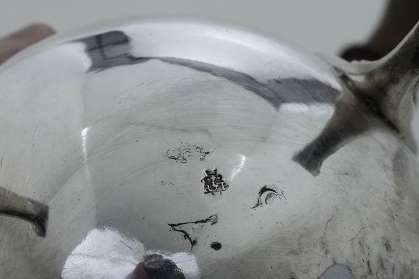 Cioccolatiera. Parigi, ultimo quarto del XVIII secolo. Maestro argentiere Ren-Pierre Ferrier (1775-1793)  - Asta Argenti da Collezione | Antichi - Associazione Nazionale - Case d'Asta italiane