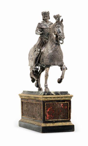 Importante scultura equestre in argento fuso e cesellato raffigurante Re Luigi IX. Arte francese o italiana del XIX secolo. Apparentemente privo di punzonatura  - Asta Argenti da Collezione | Antichi - Associazione Nazionale - Case d'Asta italiane