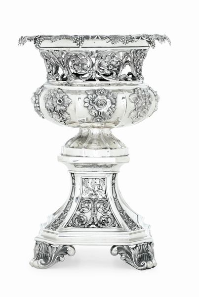 Vaso centrotavola. Marchi di Birmingham probabilmente non pertinenti. Manifattura europea (Hanau?) del XIX-XX secolo  - Asta Argenti da Collezione | Antichi - Associazione Nazionale - Case d'Asta italiane