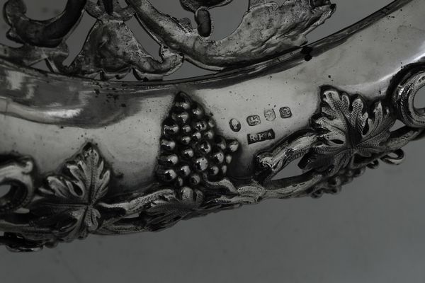 Vaso centrotavola. Marchi di Birmingham probabilmente non pertinenti. Manifattura europea (Hanau?) del XIX-XX secolo  - Asta Argenti da Collezione | Antichi - Associazione Nazionale - Case d'Asta italiane