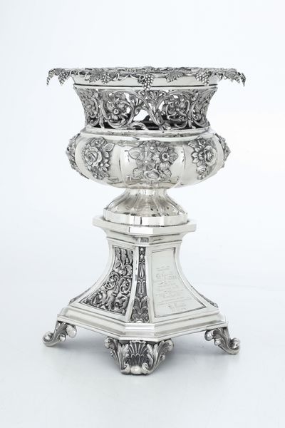 Vaso centrotavola. Marchi di Birmingham probabilmente non pertinenti. Manifattura europea (Hanau?) del XIX-XX secolo  - Asta Argenti da Collezione | Antichi - Associazione Nazionale - Case d'Asta italiane