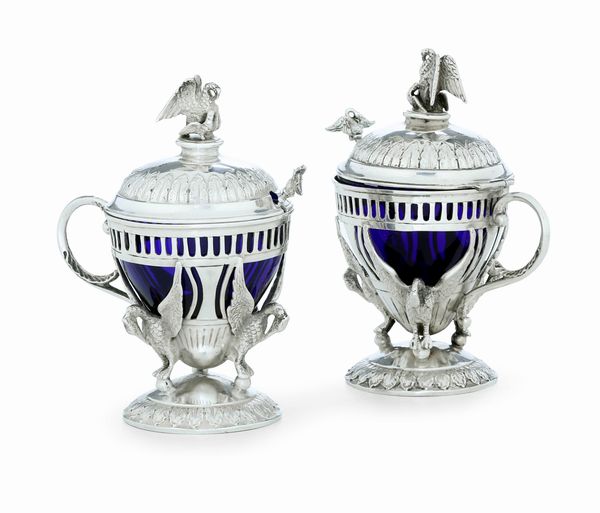 Coppia di mostardiere. Marchi ad imitazione dell'argenteria inglese. Probabilmente Hanau XIX-XX secolo  - Asta Argenti da Collezione | Antichi - Associazione Nazionale - Case d'Asta italiane