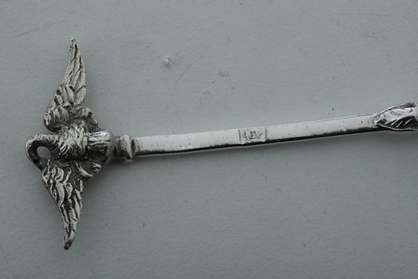 Coppia di mostardiere. Marchi ad imitazione dell'argenteria inglese. Probabilmente Hanau XIX-XX secolo  - Asta Argenti da Collezione | Antichi - Associazione Nazionale - Case d'Asta italiane