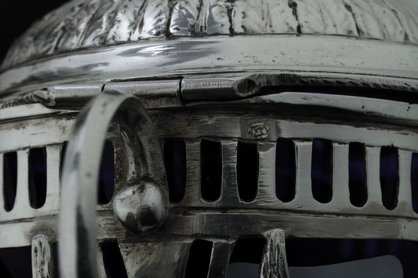 Coppia di mostardiere. Marchi ad imitazione dell'argenteria inglese. Probabilmente Hanau XIX-XX secolo  - Asta Argenti da Collezione | Antichi - Associazione Nazionale - Case d'Asta italiane