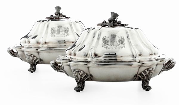 Coppia di importanti coprivivande. Probabilmente Hanau, Germania, XX secolo. Marchi ad imitazione dell'argenteria inglese del XVIII secolo e marchi di importazione inglesi  - Asta Argenti da Collezione | Antichi - Associazione Nazionale - Case d'Asta italiane