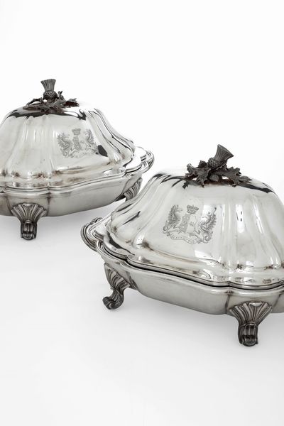 Coppia di importanti coprivivande. Probabilmente Hanau, Germania, XX secolo. Marchi ad imitazione dell'argenteria inglese del XVIII secolo e marchi di importazione inglesi  - Asta Argenti da Collezione | Antichi - Associazione Nazionale - Case d'Asta italiane