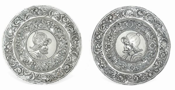 Coppia di piatti da parata raffiguranti guerrieri con morione. Spagna, marchi della citt� di Munoz, probabile XVIII secolo  - Asta Argenti da Collezione | Antichi - Associazione Nazionale - Case d'Asta italiane