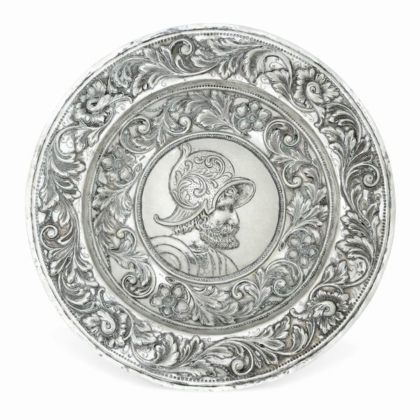 Coppia di piatti da parata raffiguranti guerrieri con morione. Spagna, marchi della citt� di Munoz, probabile XVIII secolo  - Asta Argenti da Collezione | Antichi - Associazione Nazionale - Case d'Asta italiane