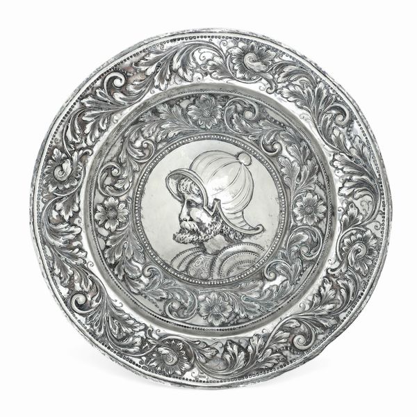 Coppia di piatti da parata raffiguranti guerrieri con morione. Spagna, marchi della citt� di Munoz, probabile XVIII secolo  - Asta Argenti da Collezione | Antichi - Associazione Nazionale - Case d'Asta italiane