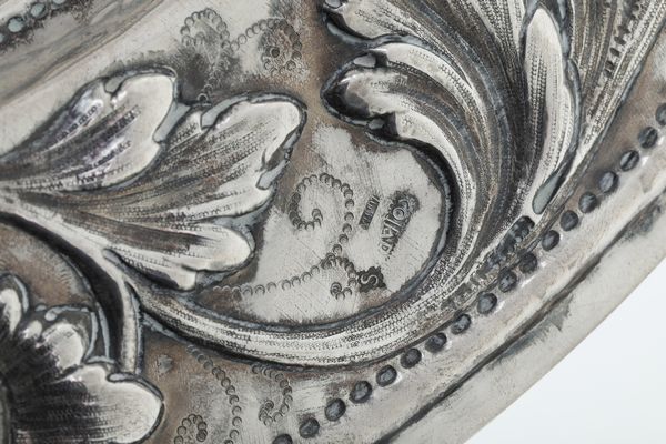 Coppia di piatti da parata raffiguranti guerrieri con morione. Spagna, marchi della citt� di Munoz, probabile XVIII secolo  - Asta Argenti da Collezione | Antichi - Associazione Nazionale - Case d'Asta italiane