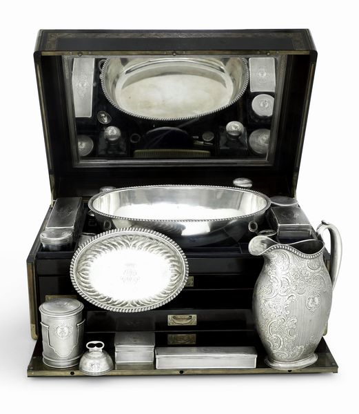 Importante servizio da viaggio entro custodia in legno. San Pietroburgo 1824, saggiatore A. Yaschinov (1795-1836), argentiere Nicols & Plinke  - Asta Argenti da Collezione | Antichi - Associazione Nazionale - Case d'Asta italiane