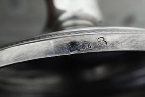 Caffettiera. Milano inizio XIX secolo, marchio dell'argentiere consunto di difficile lettura (bottega all'insegna della pisside ?)  - Asta Argenti da Collezione | Antichi - Associazione Nazionale - Case d'Asta italiane