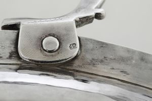 Grande vassoio neoclassico. Roma, seconda met del XVIII secolo. Maestro argentiere Giacomo Franciosi (1749-1774)  - Asta Argenti da Collezione | Antichi - Associazione Nazionale - Case d'Asta italiane