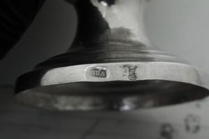 Raro compendio con caffettiera e zuccheriera. Palermo 1815, marchio del console Vincenzo Lo Bianco  - Asta Argenti da Collezione | Antichi - Associazione Nazionale - Case d'Asta italiane