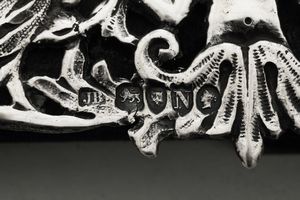 Specchiera con cornice in argento sbalzato e traforato. Londra 1888, argentiere Jane Brownett  - Asta Argenti da Collezione | Antichi - Associazione Nazionale - Case d'Asta italiane