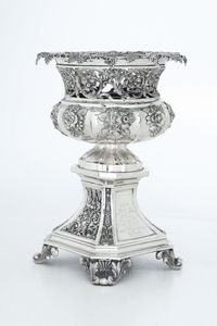 Vaso centrotavola. Marchi di Birmingham probabilmente non pertinenti. Manifattura europea (Hanau?) del XIX-XX secolo  - Asta Argenti da Collezione | Antichi - Associazione Nazionale - Case d'Asta italiane