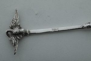 Coppia di mostardiere. Marchi ad imitazione dell'argenteria inglese. Probabilmente Hanau XIX-XX secolo  - Asta Argenti da Collezione | Antichi - Associazione Nazionale - Case d'Asta italiane