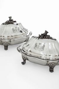 Coppia di importanti coprivivande. Probabilmente Hanau, Germania, XX secolo. Marchi ad imitazione dell'argenteria inglese del XVIII secolo e marchi di importazione inglesi  - Asta Argenti da Collezione | Antichi - Associazione Nazionale - Case d'Asta italiane